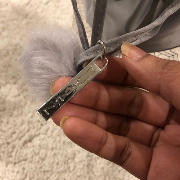 NWT MAC cosmetics snow ball kit in Ruby Woo - Picture 3 of 8